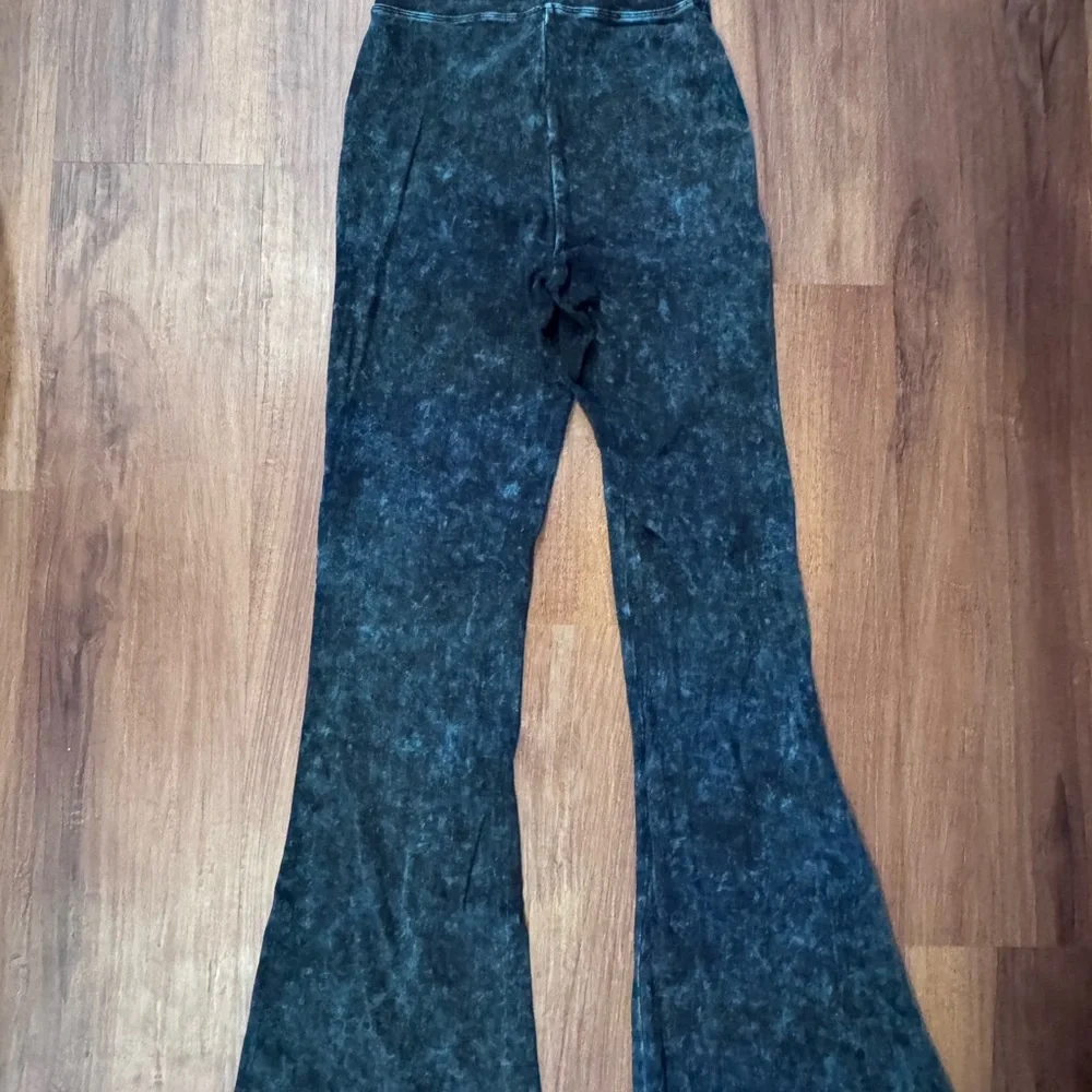 Dressed in LALA Flared Leggings - Picture 5 of 6